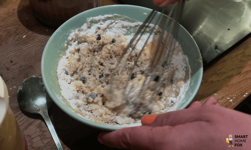 Cookie Dough Teig mit Schokostückchen wird in einer Schüssel als Mix-In-Zutat für die Ninja Creami angerührt.